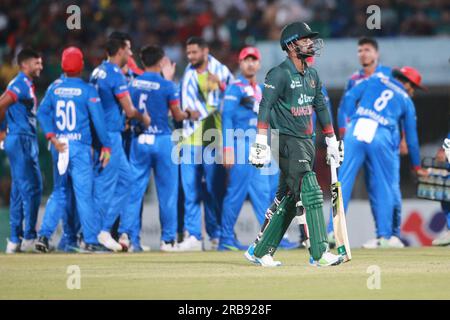 Der afghanische Bowler Fazalhaq Farooqi feiert, nachdem er Litton das Wicket während des Spiels Bangladesch-Afghanistan Second One Day International (ODI) erwischt hat Stockfoto