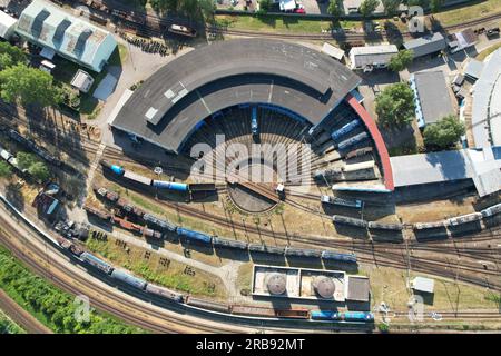 Standarddrehteller für Lokomotiven Drehteller mit Luftaufnahme Drehteller, Panoramaaussicht für Drehteller für Züge auf der Bahn Stockfoto