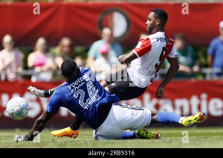 ROTTERDAM – Danilo von Feyenoord gewinnt am 8. Juli 2023 im Sportpark Smitshoek in Rotterdam, Niederlande, den 1-0, PEC Zwolle Torwart Kenneth Vermeer. ANP PIETER STAM DE JONGE Credit: ANP/Alamy Live News Stockfoto