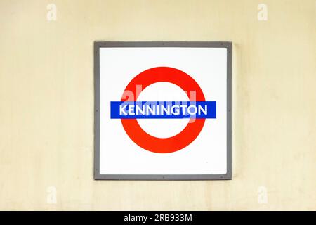 Isloiertes klassisches U-Bahn-Bahnhofsschild mit tfl-Logo am bahnhof kennington london uk Stockfoto