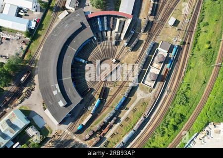 Standarddrehteller für Lokomotiven Drehteller mit Luftaufnahme Drehteller, Panoramaaussicht für Drehteller für Züge auf der Bahn Stockfoto