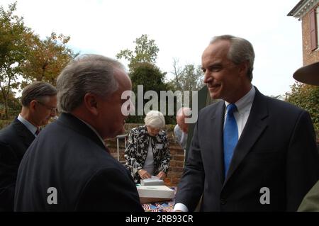 Besuch von Minister Dirk Kempthorne in Yorktown, Virginia, um die Grundsatzrede anlässlich des 225.-jährigen Jubiläums der Schlacht von Yorktown zu halten. Zu den anderen Würdenträgern, die für die Gedenkveranstaltungen zur Verfügung standen, zählten die Senatoren John Warner und George Allen, ehemaliger US-amerikanischer Senator Armeeminister John Marsh, französischer Botschafter in den USA Jean-David Levitte und die französische Verteidigungsministerin Michelle Alliot-Marie. Stockfoto