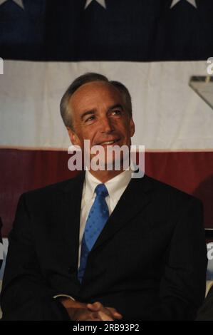 Minister Dirk Kempthorne wartet darauf, bei der Eröffnungszeremonie das neue Museum und Besucherzentrum im Gettysburg National Military Park, Gettysburg, Pennsylvania, zu präsentieren Stockfoto