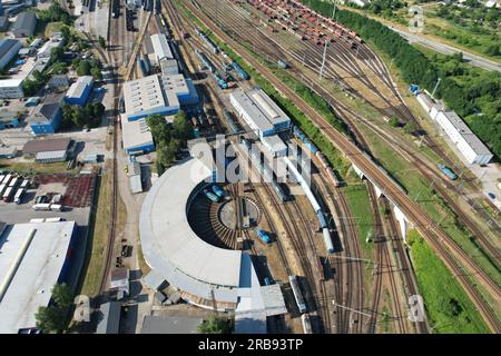 Standarddrehteller für Lokomotiven Drehteller mit Luftaufnahme Drehteller, Panoramaaussicht für Drehteller für Züge auf der Bahn Stockfoto