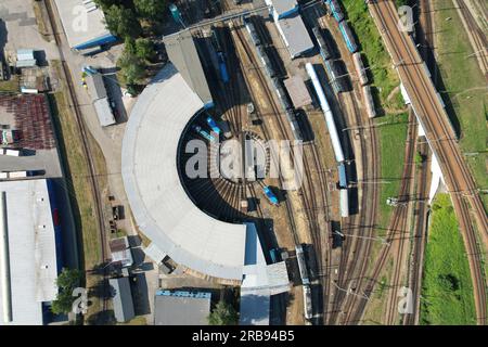 Standarddrehteller für Lokomotiven Drehteller mit Luftaufnahme Drehteller, Panoramaaussicht für Drehteller für Züge auf der Bahn Stockfoto