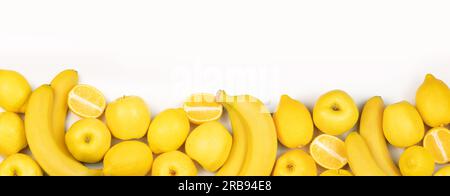 Ein Set gelber Früchte. Äpfel, Zitronen und Bananen auf weißem Hintergrund mit Kopierbereich Stockfoto
