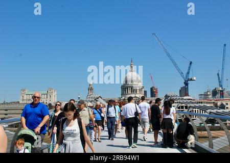 Touristen überqueren die Millennium Bridge über die themse in london, england, großbritannien in Richtung Tate Modern Stockfoto