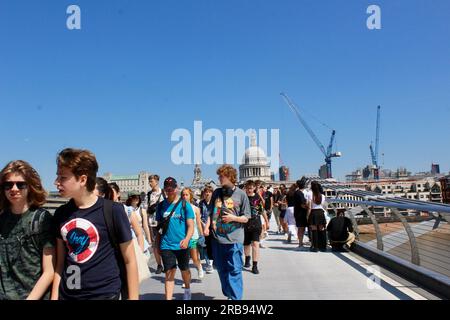 Touristen überqueren die Millennium Bridge über die themse in london, england, großbritannien in Richtung Tate Modern Stockfoto