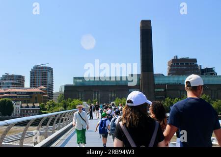 Touristen überqueren die Millennium Bridge über die themse in london, england, großbritannien in Richtung Tate Modern Stockfoto