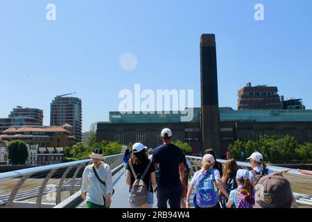 Touristen überqueren die Millennium Bridge über die themse in london, england, großbritannien in Richtung Tate Modern Stockfoto