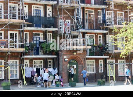 die bewohner des stadtrats bleiben am 7. 2023. juli vor dem alten wohnblock des londoner stadtrats in southwark, Süd-london, england, kühl Stockfoto