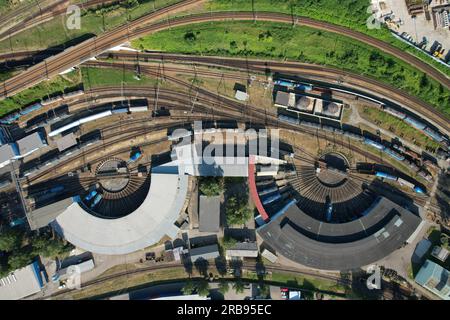 Standarddrehteller für Lokomotiven Drehteller mit Luftaufnahme Drehteller, Panoramaaussicht für Drehteller für Züge auf der Bahn Stockfoto