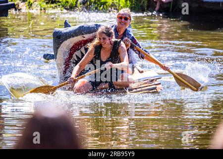 Pokrent, Deutschland. 08. Juli 2023. Das „White Shark“-Team ist in vollem Gange bei der traditionellen Badewannen-Regatta auf dem Dorfteich. Insgesamt zehn Boote starten in zwei Trefferläufen auf der Pond-Strecke. Neben der Geschwindigkeit wird auch die Originalität der Boote vom Publikum beurteilt. Kredit: Jens Büttner/dpa/Alamy Live News Stockfoto