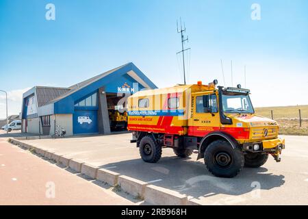 Katwijk, Niederlande - April 17 2021: Royal Dutch Beach Life Saving Mercedes Benz Unimog Rettungswagen am KNRM-Bahnhof an der Nordsee Stockfoto