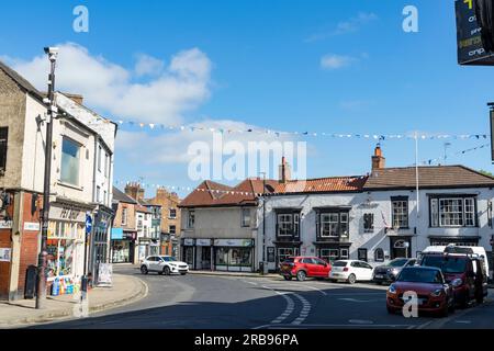 Blick entlang der Queen Street zur North Street, Ripon City, North Yorkshire, England, Großbritannien Stockfoto