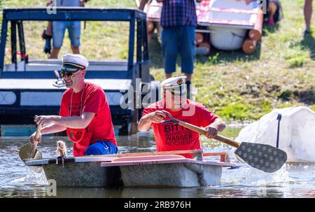 Pokrent, Deutschland. 08. Juli 2023. Klassisch in Badewannen konkurriert ein Team mit der traditionellen Badewannenregatta am Dorfteich. Insgesamt zehn Boote starten in zwei Trefferläufen auf der Pond-Strecke. Neben der Geschwindigkeit wird auch die Originalität der Boote vom Publikum bewertet. Kredit: Jens Büttner/dpa/Alamy Live News Stockfoto