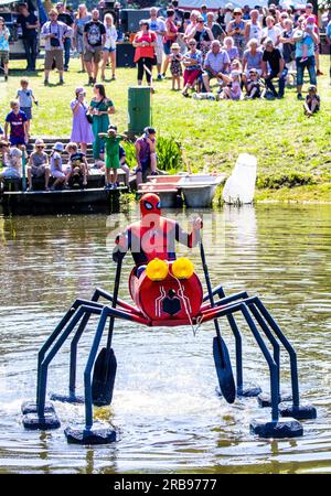 Pokrent, Deutschland. 08. Juli 2023. Mit einer aufwändigen Konstruktion beginnt „Spider-man“ an der traditionellen Badewannenregatta am Dorfteich. Insgesamt zehn Boote starten in zwei Rennen auf der Teichstrecke. Neben der Geschwindigkeit wird auch die Originalität der Boote vom Publikum bewertet. Kredit: Jens Büttner/dpa/Alamy Live News Stockfoto