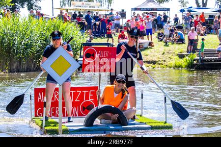 Pokrent, Deutschland. 08. Juli 2023. Das Team „Allerletzte Generation“ beginnt bei der traditionellen Badewannen-Regatta auf dem Dorfteich. Insgesamt zehn Boote starten in zwei Trefferläufen auf der Pond-Strecke. Neben der Geschwindigkeit wird auch die Originalität der Boote vom Publikum bewertet. Kredit: Jens Büttner/dpa/Alamy Live News Stockfoto