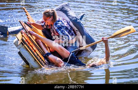 Pokrent, Deutschland. 08. Juli 2023. Das Team „Weißer Hai“ kentert während der traditionellen Badewannenregatta auf dem Dorfteich. Insgesamt zehn Boote starten in zwei Trefferläufen auf der Pond-Strecke. Neben der Geschwindigkeit wird auch die Originalität der Boote vom Publikum beurteilt. Kredit: Jens Büttner/dpa/Alamy Live News Stockfoto