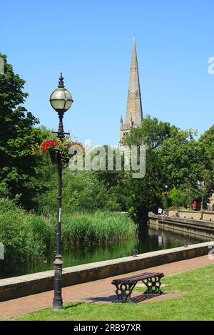 Blick auf den Fluss zur Allerheiligen Kirche, St. Ives, Cambridgeshire Stockfoto