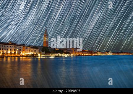 Ein abendlicher Blick auf Venedig mit Blick auf den Markusplatz mit Sternenpfaden am Himmel. Stockfoto