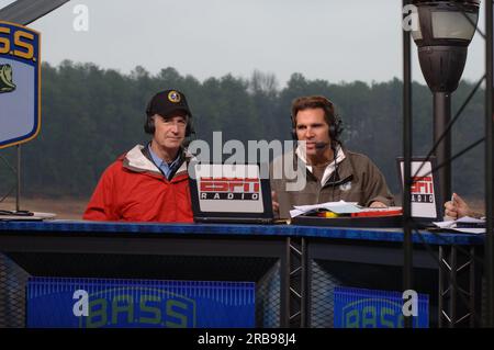 Teil der Mike and Mike Show von ESPN Radio, die gemeinsam von Mike Greenberg und Mike Golic beim Bassmasters Classic Professional Fishing Turnier in Greenville, South Carolina, ausgerichtet wird, mit Gastauftritt von Minister Dirk Kempthorne Stockfoto