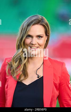 Julia Scharf, Moderatorin, Sportmoderatorin, das erste, ARD, Im freundlichen DFB-Frauenspiel DEUTSCHLAND - SAMBIA 2-3 Vorbereitung auf WM-Weltmeisterschaften 2023 in Australien, Neuseeland, Saison 2023/2024, am 07. Juli 2023 in Fürth, Deutschland. © Peter Schatz / Alamy Live News Stockfoto