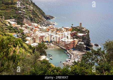 Aus der Vogelperspektive sehen Sie das Dorf Vernazza auf dem Wanderweg von Monterroso, einem der fünf Dörfer auf dem Wanderweg Cinque Terre, Italien Stockfoto