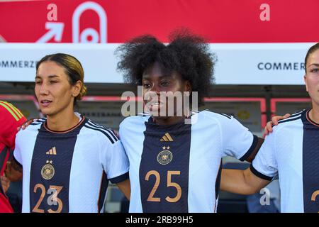 Sara Doorsoun, DFB Frauen 23 Nicole Anyomi, DFB Frauen 25 im freundlichen DFB Women Match DEUTSCHLAND - SAMBIA 2-3 Vorbereitung auf WM-Weltmeisterschaften 2023 in Australien, Neuseeland, Saison 2023/2024, am 07. Juli 2023 in Fürth, Deutschland. © Peter Schatz / Alamy Live News Stockfoto