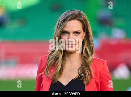Julia Scharf, Moderatorin, Sportmoderatorin, das erste, ARD, Im freundlichen DFB-Frauenspiel DEUTSCHLAND - SAMBIA 2-3 Vorbereitung auf WM-Weltmeisterschaften 2023 in Australien, Neuseeland, Saison 2023/2024, am 07. Juli 2023 in Fürth, Deutschland. © Peter Schatz / Alamy Live News Stockfoto