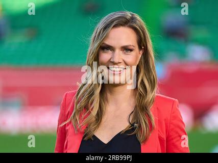 Julia Scharf, Moderatorin, Sportmoderatorin, das erste, ARD, Im freundlichen DFB-Frauenspiel DEUTSCHLAND - SAMBIA 2-3 Vorbereitung auf WM-Weltmeisterschaften 2023 in Australien, Neuseeland, Saison 2023/2024, am 07. Juli 2023 in Fürth, Deutschland. © Peter Schatz / Alamy Live News Stockfoto