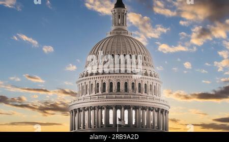 Panoramabild der Kuppel des Kapitols der Vereinigten Staaten mit einer hellen, neutralen Hintergrund. Stockfoto