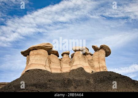 Felsformationen in den Bisti Badlands oder de-na-zin in New Mexico. Stockfoto