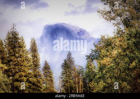 Der teilweise sichtbare Half Dome im Herbst im Yosemite Valley von Kalifornien. Stockfoto