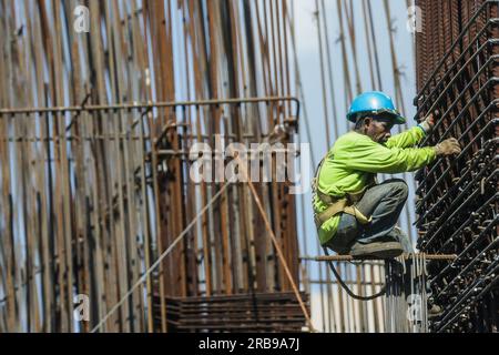 Quezon City, Philippinen. 8. Juli 2023. Ein Arbeiter wird am 8. Juli 2023 auf einer Baustelle in Quezon City auf den Philippinen gesehen. Die philippinische Arbeitslosenquote fiel im Mai von 4,5 Prozent im April auf 4,3 Prozent, wobei 2,17 Millionen Arbeitskräfte arbeitslos waren, erklärte die philippinische Statistikbehörde (PSA) am Freitag. Kredit: Rouelle Umali/Xinhua/Alamy Live News Stockfoto