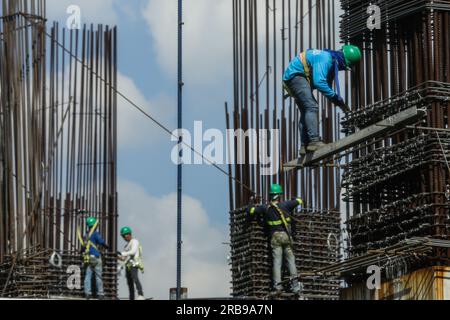 Quezon City, Philippinen. 8. Juli 2023. Arbeiter werden am 8. Juli 2023 auf einer Baustelle in Quezon City auf den Philippinen gesehen. Die philippinische Arbeitslosenquote fiel im Mai von 4,5 Prozent im April auf 4,3 Prozent, wobei 2,17 Millionen Arbeitskräfte arbeitslos waren, erklärte die philippinische Statistikbehörde (PSA) am Freitag. Kredit: Rouelle Umali/Xinhua/Alamy Live News Stockfoto