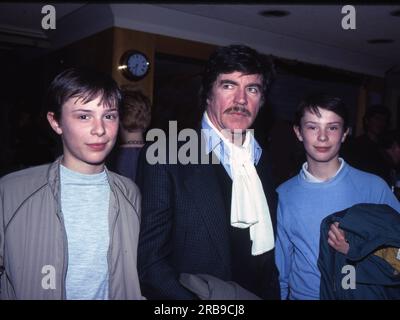 Alan Bates, britischer tv, Bühne und Filmschauspieler mit seinen Söhnen Tristan und Benedict aus seiner Ehe mit Victoria ward, London 1984 Stockfoto