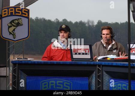 Teil der Mike and Mike Show von ESPN Radio, die gemeinsam von Mike Greenberg und Mike Golic beim Bassmasters Classic Professional Fishing Turnier in Greenville, South Carolina, ausgerichtet wird, mit Gastauftritt von Minister Dirk Kempthorne Stockfoto