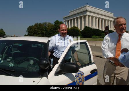 Minister Dirk Kempthorne besucht das Lincoln Memorial in Washington, D.C., um eine Tour zu Unternehmen und Gespräche mit dem National Park Service und den USA zu führen Parkpolizei Stockfoto