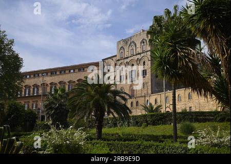 Landschaft mit malerischem Blick auf den normannisch-gotisch-arabisch-neoklassizistischen Palazzo reale, ein historisches Denkmal von Palermo in Sizilien, Italien. Stockfoto