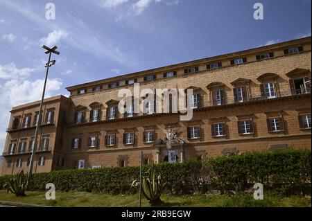 Landschaft mit malerischem Blick auf den normannisch-gotisch-arabisch-neoklassizistischen Palazzo reale, ein historisches Denkmal von Palermo in Sizilien, Italien. Stockfoto