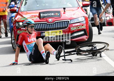 Limoges, Frankreich. 08. Juli 2023. Der belgische Florian Vermeersch von Lotto DSTNY zeigte sich, wie er während der 8. Etappe des Radrennen Tour de France, einem 200,7 km langen Rennen von Libourne nach Limoges, Frankreich, am Samstag, den 08. Juli 2023 abstürzt. Die diesjährige Tour de France findet vom 01. Bis 23. Juli 2023 statt. BELGA PHOTO POOL FRANCK FAUGERE Kredit: Belga News Agency/Alamy Live News Stockfoto