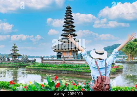 Frau im Pura Ulun Danu Beratan Bedugul Tempel an einem See in Bali, Indonesien Stockfoto