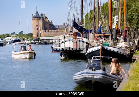 MUIDEN - Boote fahren durch die Schleuse im Zentrum von Muiden. Wegen des tropischen Wetters suchen die Leute nach dem Wasser. ANP IRIS VAN DEN BROEK niederlande raus - belgien raus Stockfoto