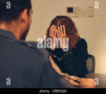 Polizei, Ermittlung und Detektiv, die Frauen wegen Vernehmung oder Verhaftung zuhören. Recht, Verbrechen und Mensch auf dem Revier wegen Korruption Stockfoto