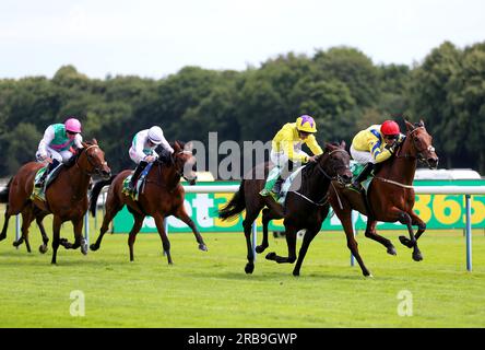 Poptronic fuhr von Jockey Sam James (rechts) auf dem Weg, die Lancashire Oaks bet365 während des Old Newton Cup Festivals bet365 im Jahr 2023 auf der Rennbahn Haydock Park, Merseyside, zu gewinnen. Bilddatum: Samstag, 8. Juli 2023. Stockfoto