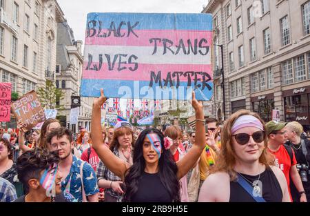 London, England, Großbritannien. 8. Juli 2023. Ein Protestteilnehmer hält ein Black Trans Lives Matter Zeichen, während Tausende von Menschen während Trans Pride 2023 durch das Zentrum von London marschieren. (Kreditbild: © Vuk Valcic/ZUMA Press Wire) NUR REDAKTIONELLE VERWENDUNG! Nicht für den kommerziellen GEBRAUCH! Stockfoto