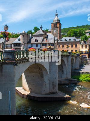 Brücke über das Grundstück in Saint-Genièz-d'Olt im Departement Aveyron in Frankreich Stockfoto