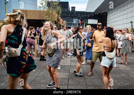 Rotterdam, Niederlande. 8. Juli 2023 ROTTERDAM: Tanzende Audienz auf der Dachterrasse des North Sea Jazz. Die Veranstaltung begann einst mit einigen Aufführungen in sechs Sälen und neuntausend Besuchern in Den Haag. An diesem Wochenende werden rund neunzigtausend Enthusiasten aus der ganzen Welt zu mehr als einhundertfünfzig Aufführungen auf sechzehn Bühnen kommen. ANP PAUL BERGEN niederlande Out - belgien Out Credit: ANP/Alamy Live News Stockfoto