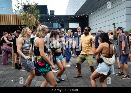 Rotterdam, Niederlande. 8. Juli 2023 ROTTERDAM: Tanzende Audienz auf der Dachterrasse des North Sea Jazz. Die Veranstaltung begann einst mit einigen Aufführungen in sechs Sälen und neuntausend Besuchern in Den Haag. An diesem Wochenende werden rund neunzigtausend Enthusiasten aus der ganzen Welt zu mehr als einhundertfünfzig Aufführungen auf sechzehn Bühnen kommen. ANP PAUL BERGEN niederlande Out - belgien Out Credit: ANP/Alamy Live News Stockfoto